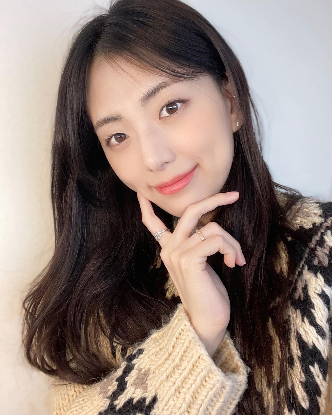 Chị gái Jisoo cũng khiến dân tình phải shock visual: Chẳng son phấn cầu kỳ mà lúc nào cũng đẹp mê mẩn - Hình 13