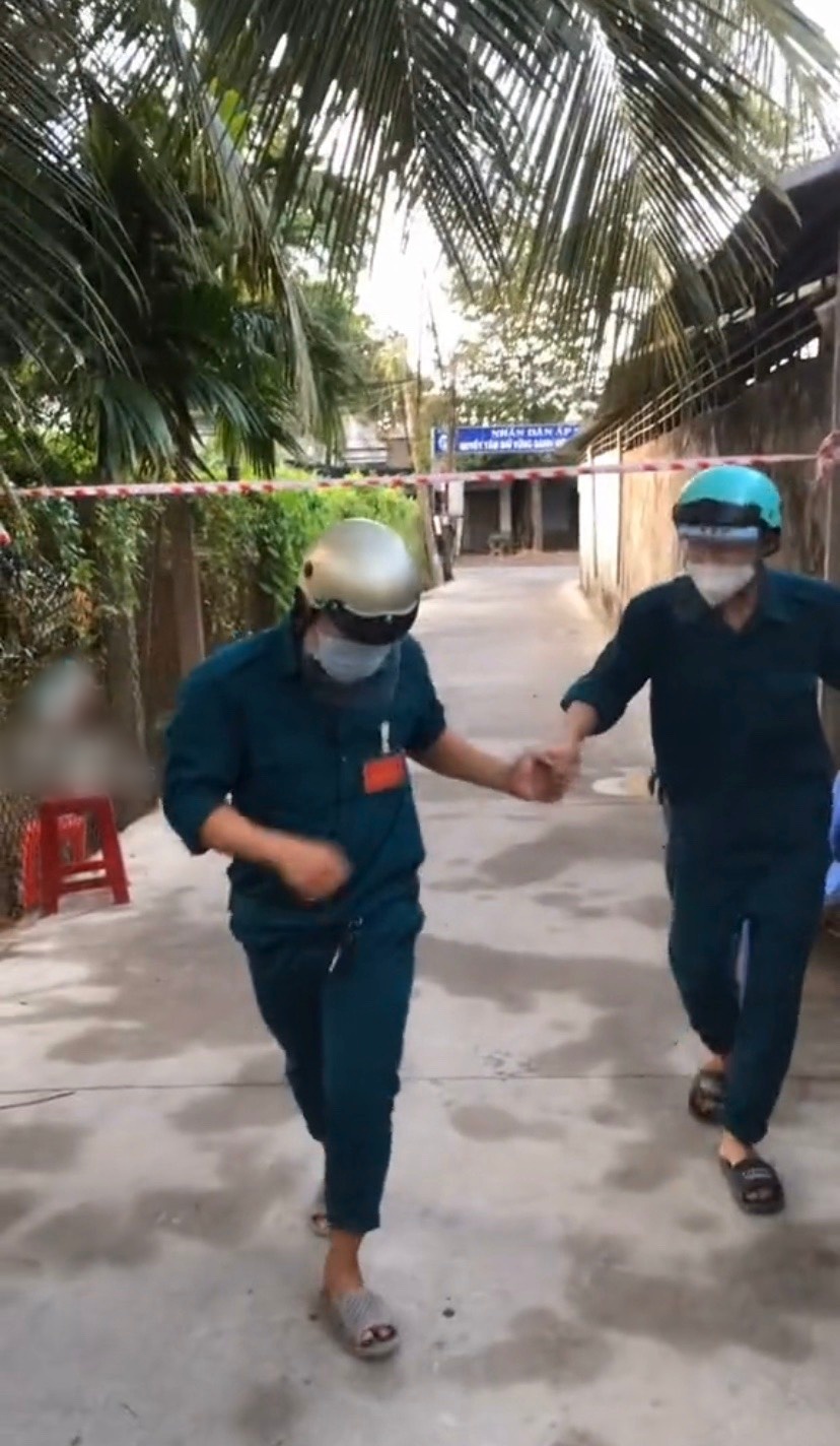 Clip 2 thanh niên trực chốt nắm tay khiêu vũ khiến dân tình cười bò - Hình 1