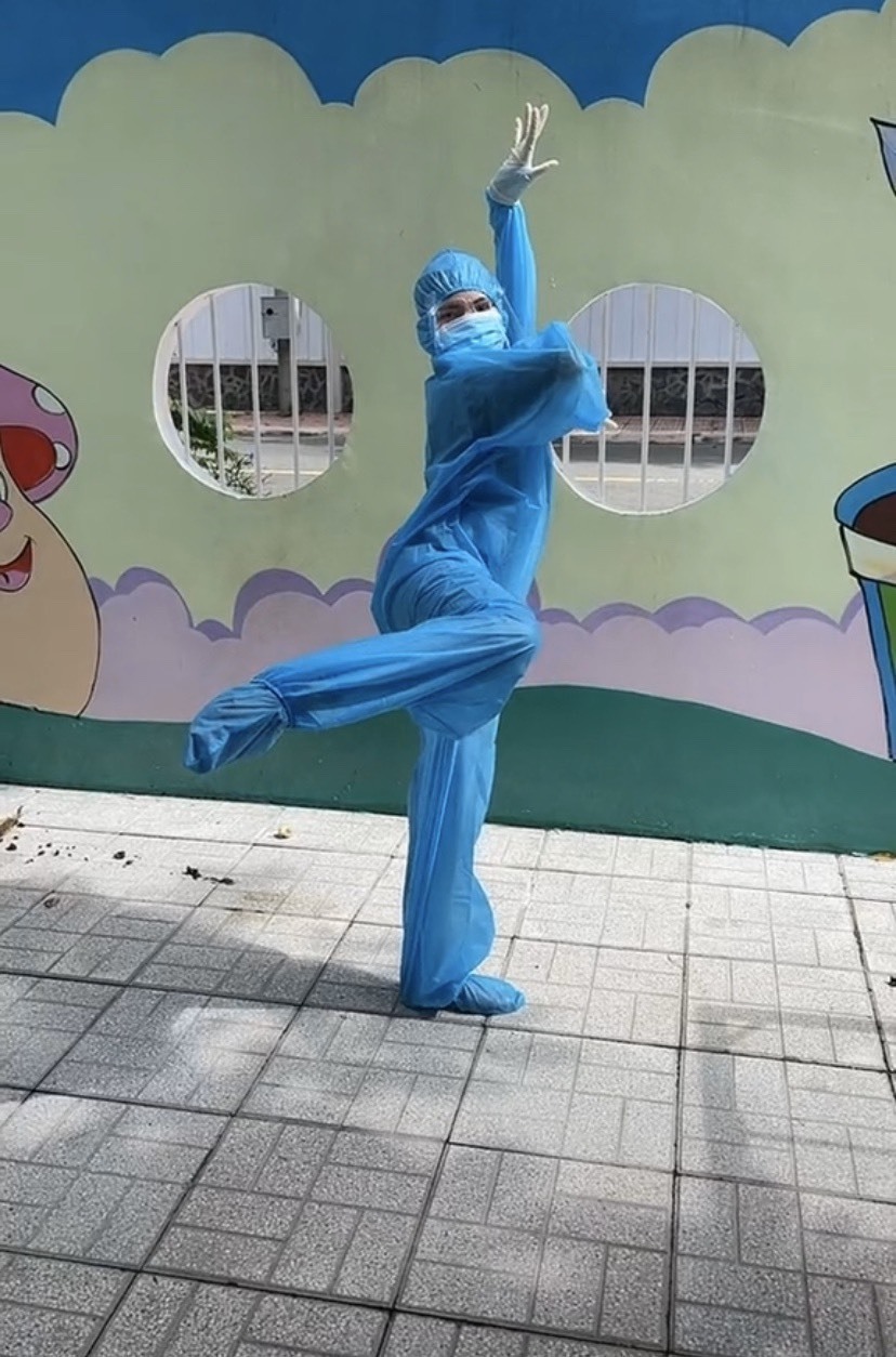 Clip 2 thanh niên trực chốt nắm tay khiêu vũ khiến dân tình cười bò - Hình 3