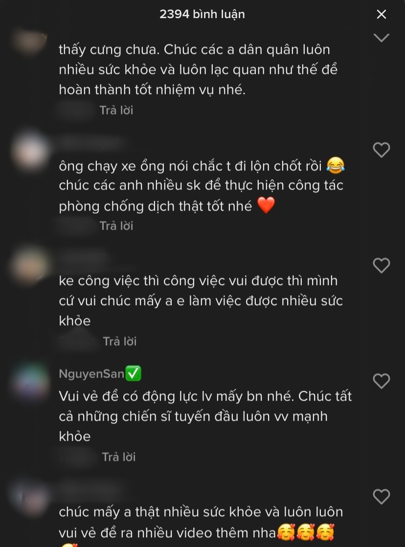 Clip 2 thanh niên trực chốt nắm tay khiêu vũ khiến dân tình cười bò - Hình 2
