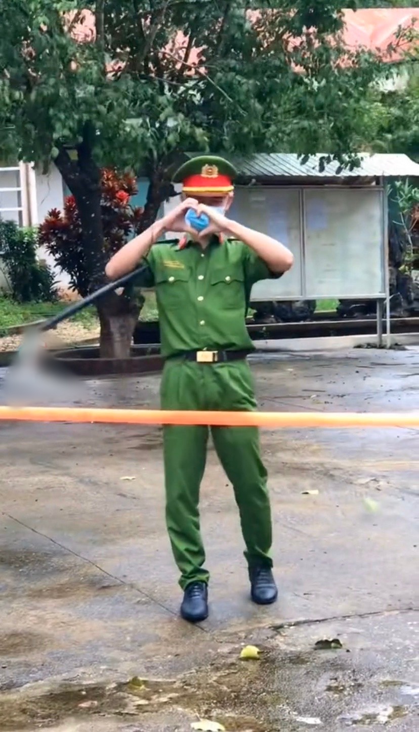 Clip cô gái trẻ kết thúc hành trình cách ly được cả khu bắn tim - Hình 3