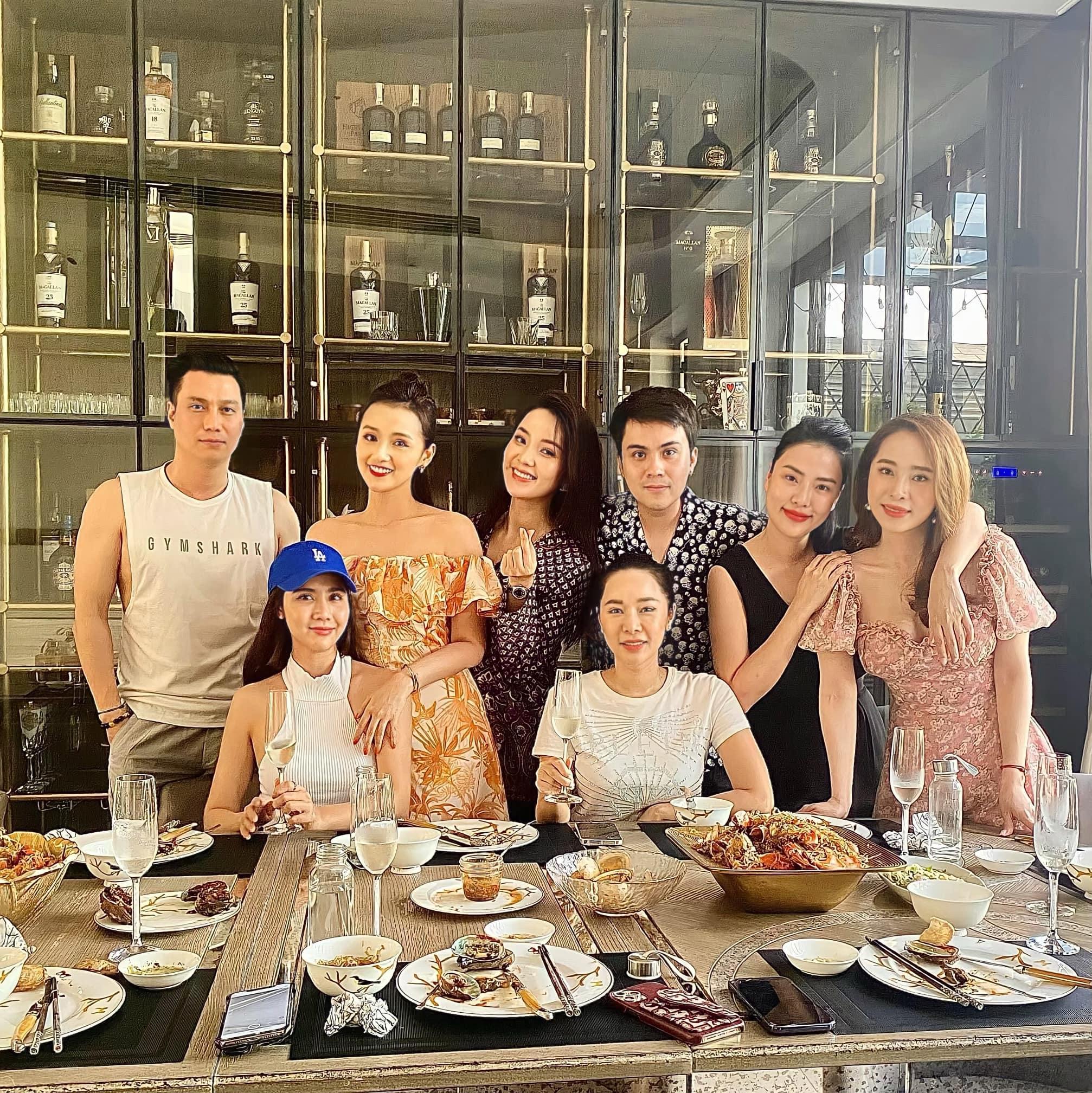 Con gái Đông Nhi quậy bà nội quyền lực - Hình 9