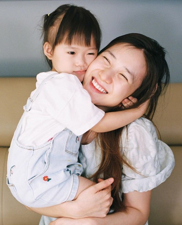 Cựu hotgirl Hà Nội tự tin đăng ảnh sau sinh 3 tuần, bụng bà đẻ còn sồ sề, thâm đen - Hình 1