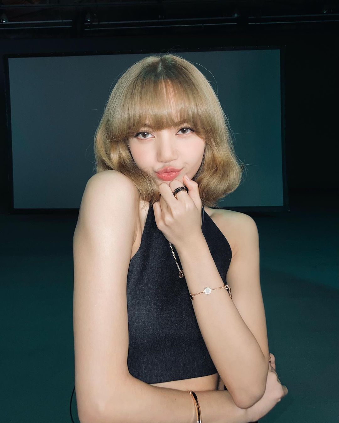 Giữa đêm Lisa (BLACKPINK) tự tung luôn ảnh tóc mới: Cực tây tôn lên gương mặt như búp bê, xinh đến mức xỉu ngang xỉu dọc - Hình 5