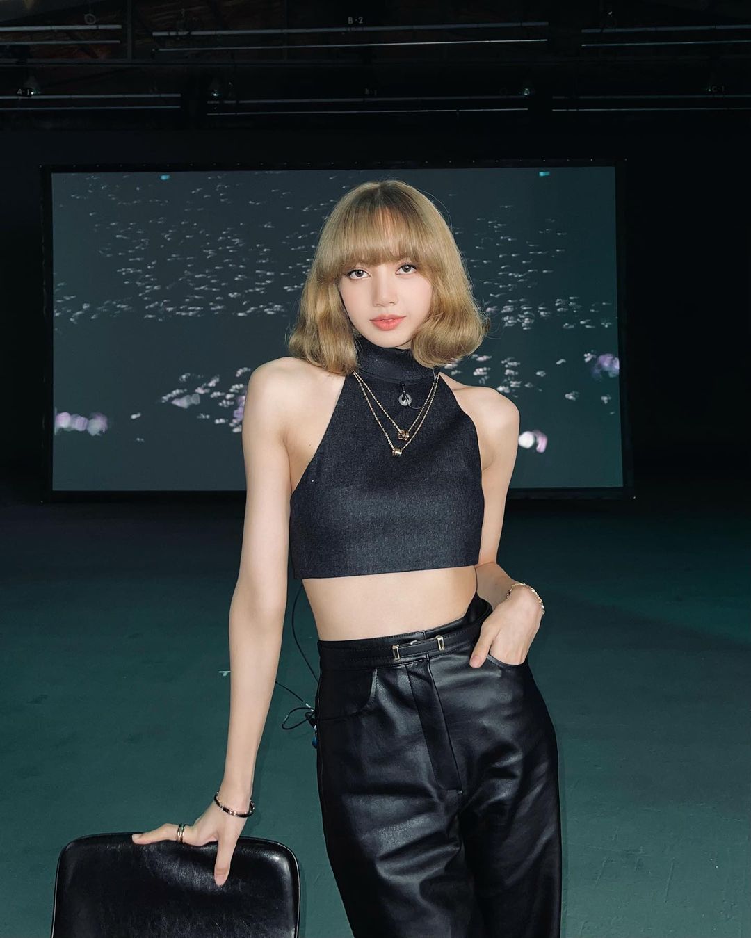 Giữa đêm Lisa (BLACKPINK) tự tung luôn ảnh tóc mới: Cực tây tôn lên gương mặt như búp bê, xinh đến mức xỉu ngang xỉu dọc - Hình 7