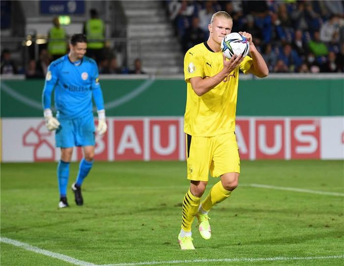 Haaland lập hat-trick trong trận đầu tiên ở mùa giải mới - Hình 2