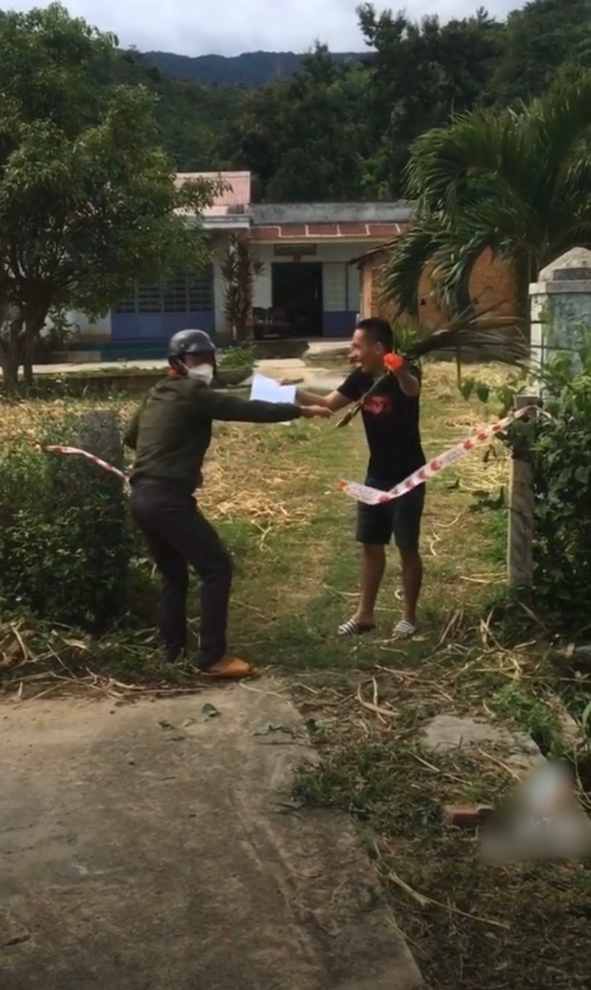 Hết hạn tự cách ly, thanh niên được cắt băng khánh thành ăn mừng - Hình 1