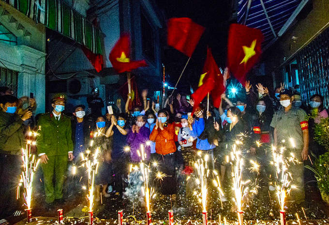 Hết hạn tự cách ly, thanh niên được cắt băng khánh thành ăn mừng - Hình 4