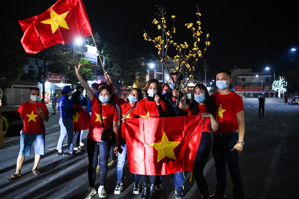 Hết hạn tự cách ly, thanh niên được cắt băng khánh thành ăn mừng - Hình 3