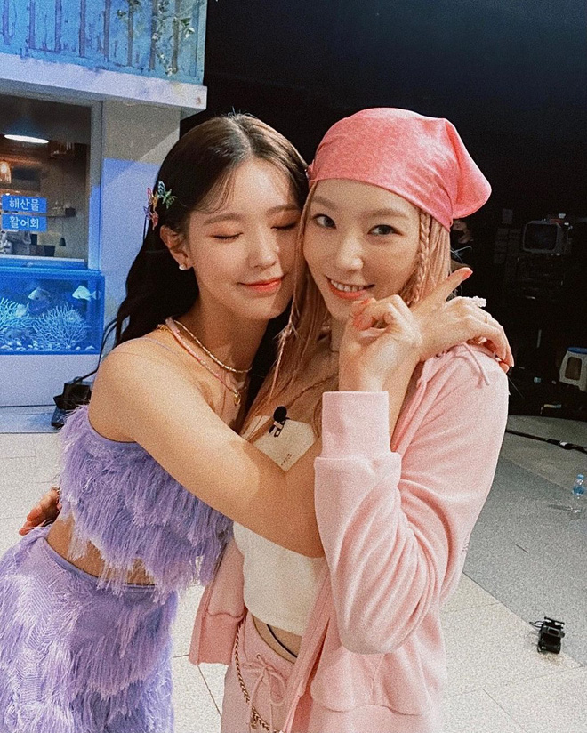 Khung hình khiến Knet choáng váng: Taeyeon hack tuổi đỉnh cao, cùng thành viên hụt BLACKPINK tạo nên combo visual thần tiên - Hình 1