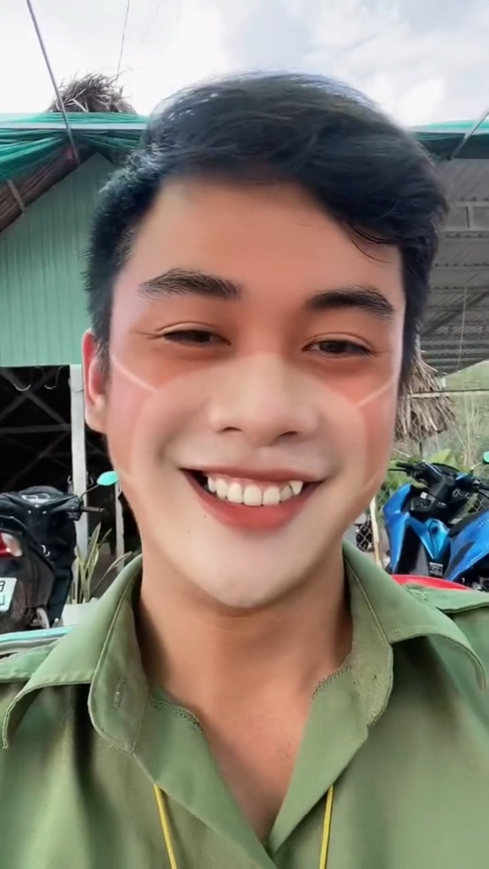 Mặt anh công an in vết khẩu trang vì đứng giữa nắng khiến CĐM xôn xao - Hình 2