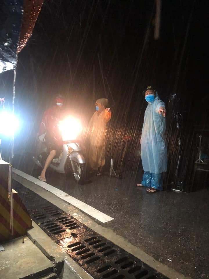 Mặt anh công an in vết khẩu trang vì đứng giữa nắng khiến CĐM xôn xao - Hình 5