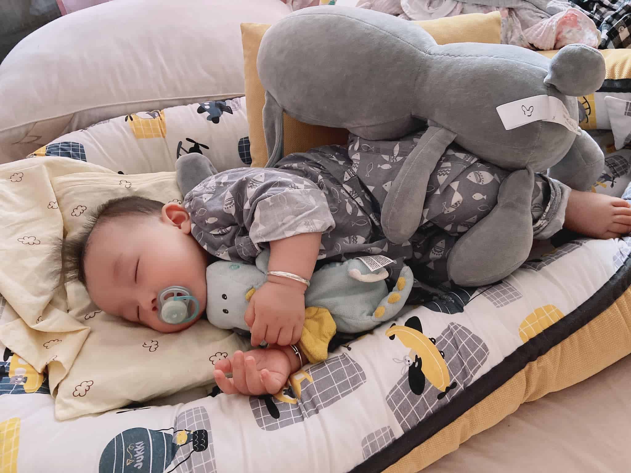 Mẫu nữ mặc đẹp nhưng bị bơ, Mạc Hồng Quân chỉ chăm ôm hôn con sau 8 tháng không gặp - Hình 13