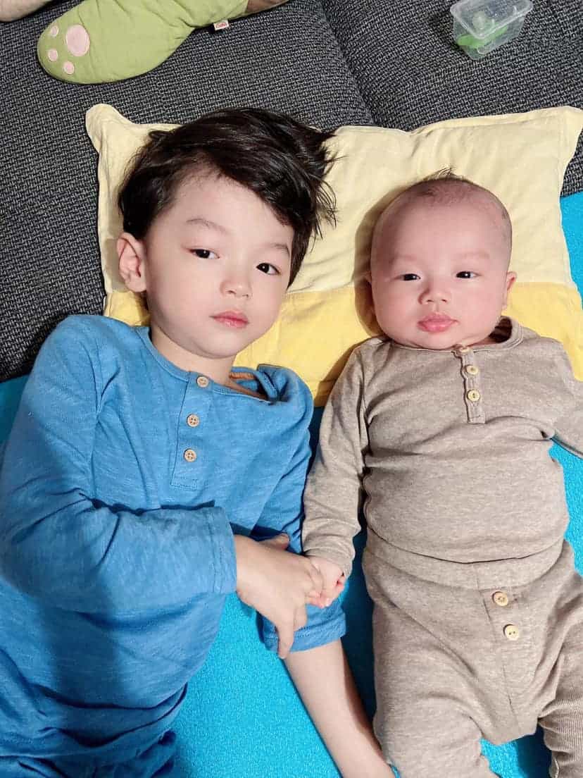 Mẫu nữ mặc đẹp nhưng bị bơ, Mạc Hồng Quân chỉ chăm ôm hôn con sau 8 tháng không gặp - Hình 11