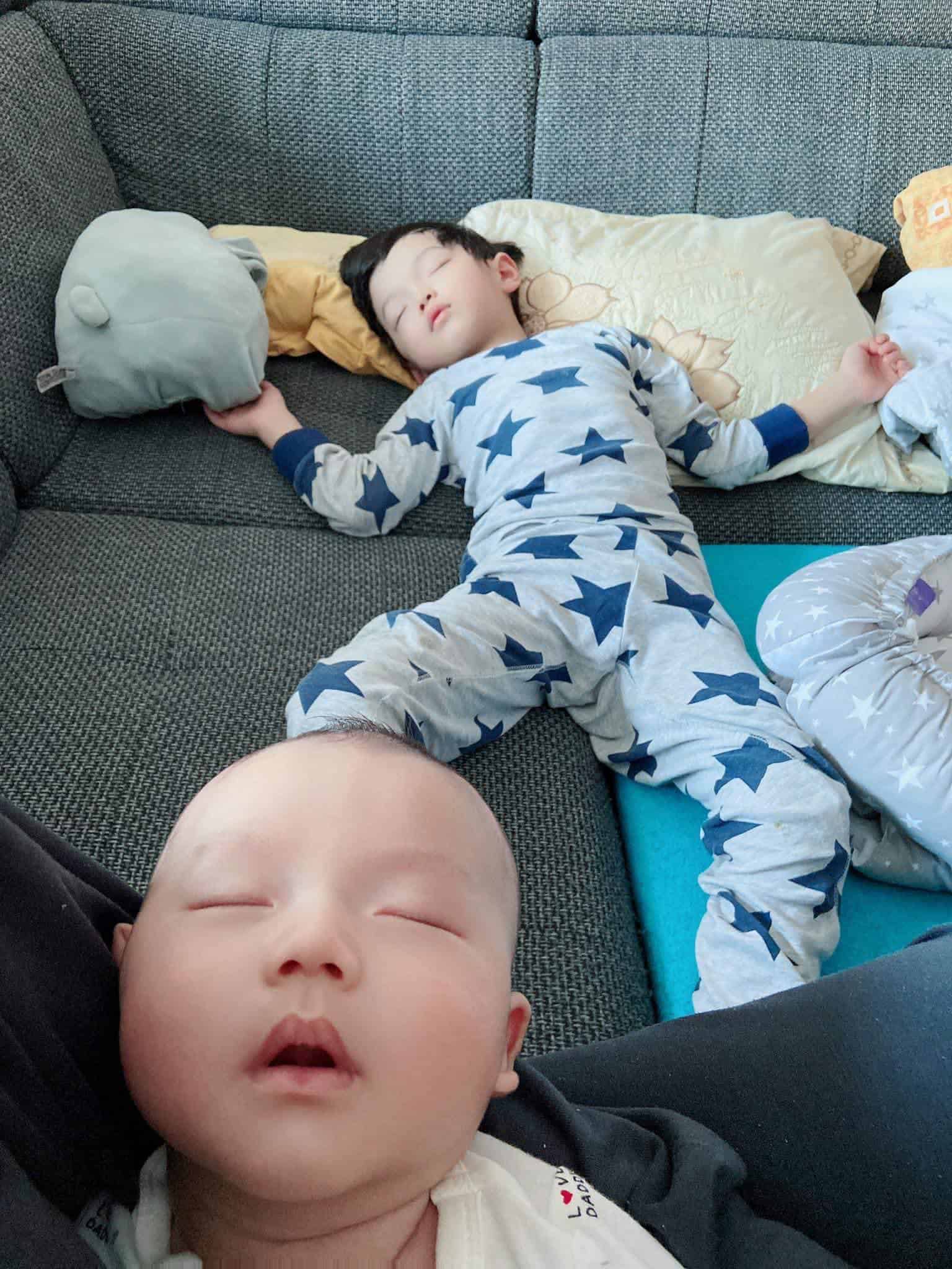 Mẫu nữ mặc đẹp nhưng bị bơ, Mạc Hồng Quân chỉ chăm ôm hôn con sau 8 tháng không gặp - Hình 10