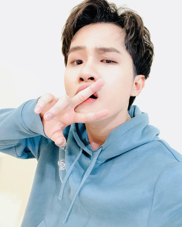 Nghi vấn Jack lộ diện giữa bão drama: Ăn vận đồ hiệu bịt kín mít, trầm lắng ngồi cầm điện thoại? - Hình 2