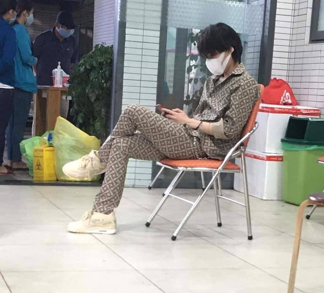 Nghi vấn Jack lộ diện giữa bão drama: Ăn vận đồ hiệu bịt kín mít, trầm lắng ngồi cầm điện thoại? - Hình 1