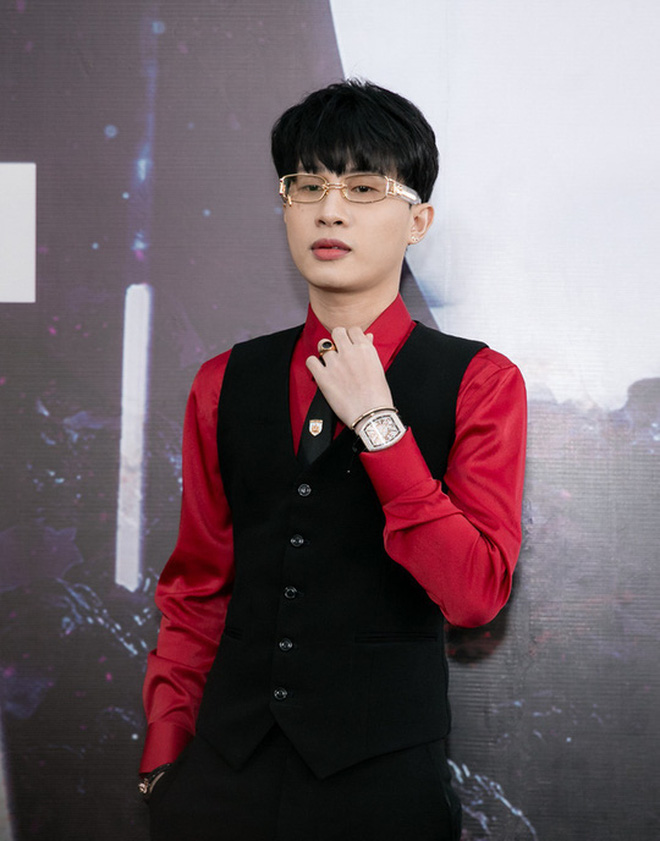 Nghi vấn Jack lộ diện giữa bão drama: Ăn vận đồ hiệu bịt kín mít, trầm lắng ngồi cầm điện thoại? - Hình 3