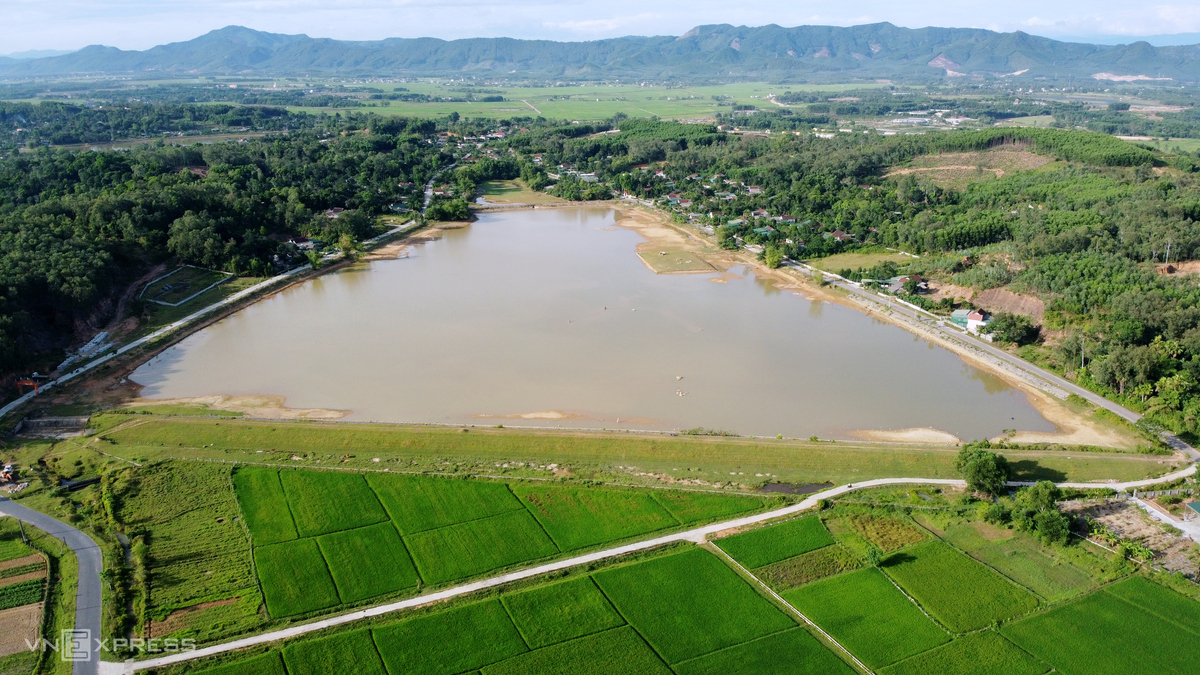 Người dân bắt cá khi đập cạn - Hình 1