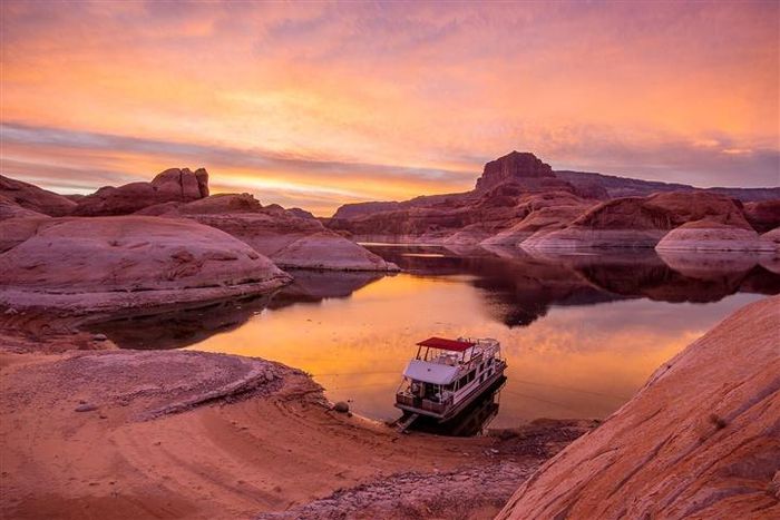 Vẻ kỳ vĩ của hồ nước nhân tạo độc đáo và đẹp nhất Tây Nam nước Mỹ - Hình 6