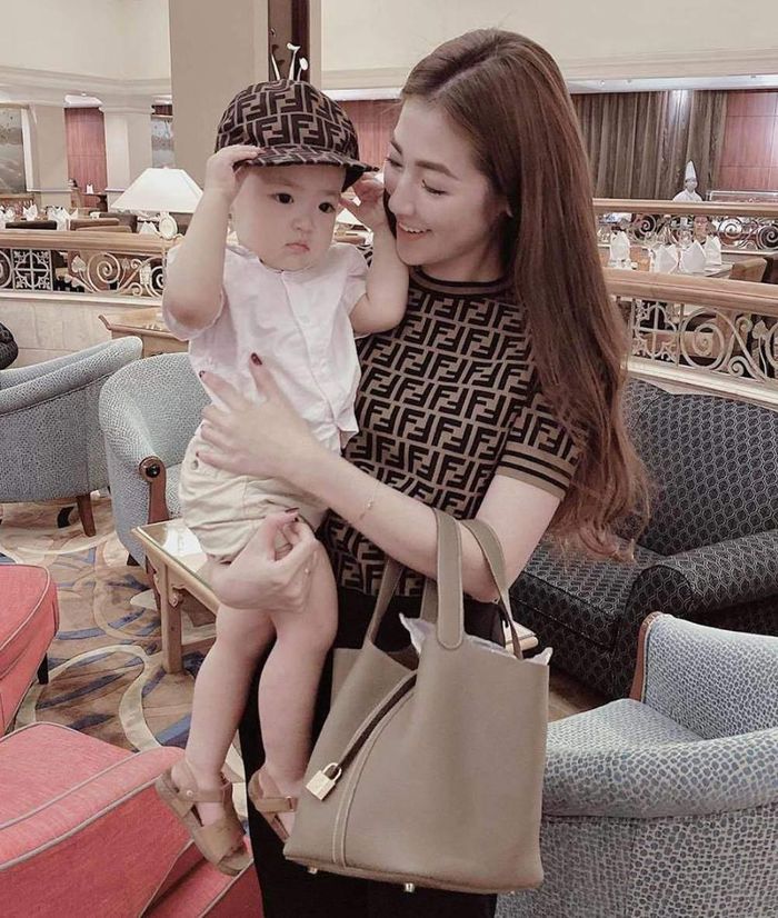 Xót xa những chiếc túi nghìn đô bị nhồi nhét như giỏ đi chợ - Hình 10