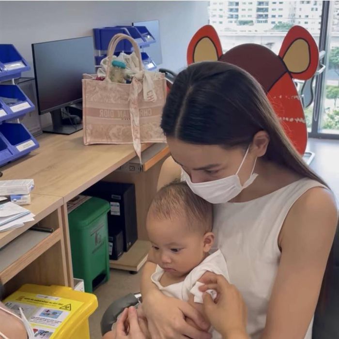 Xót xa những chiếc túi nghìn đô bị nhồi nhét như giỏ đi chợ - Hình 3