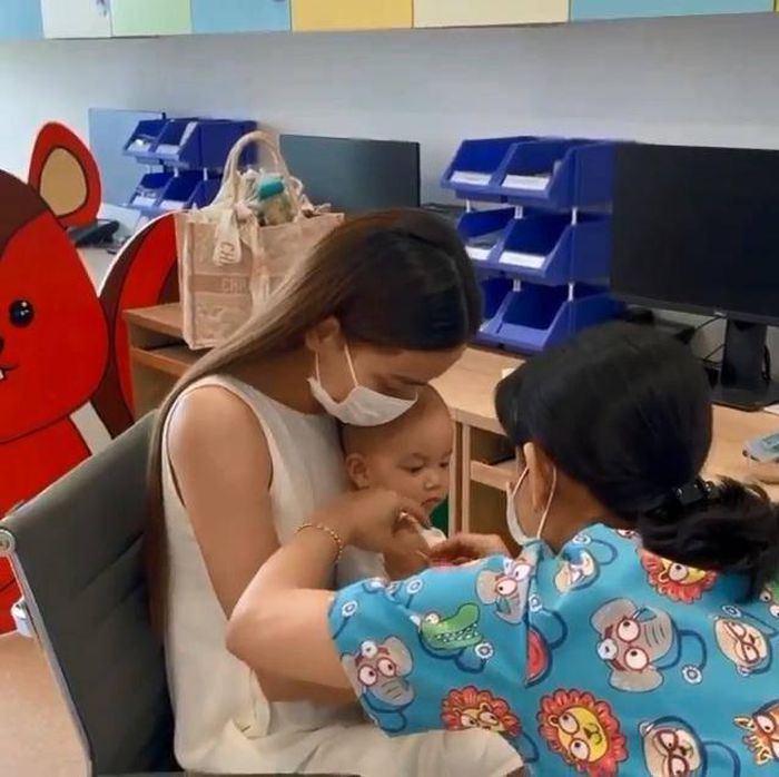 Xót xa những chiếc túi nghìn đô bị nhồi nhét như giỏ đi chợ - Hình 2