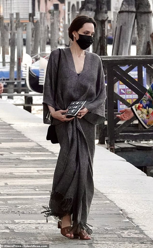 Angelina Jolie bị cảnh sát túm, nhan sắc cực phẩm khiến netizen si mê - Hình 4