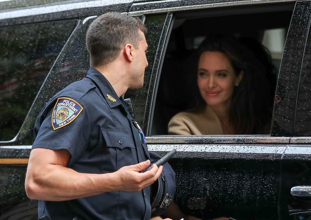 Angelina Jolie bị cảnh sát túm, nhan sắc cực phẩm khiến netizen si mê - Hình 2