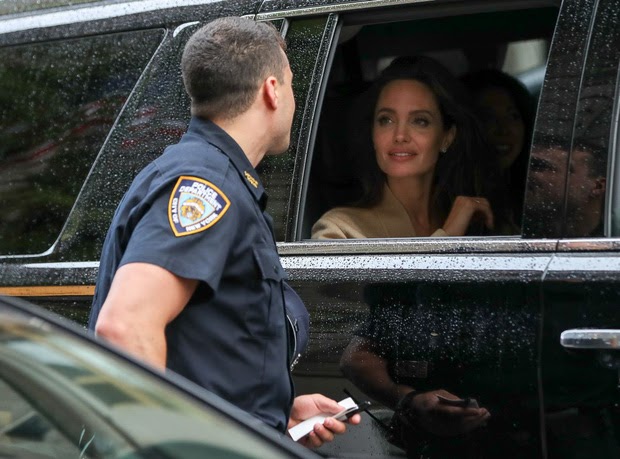 Angelina Jolie bị cảnh sát túm, nhan sắc cực phẩm khiến netizen si mê - Hình 1