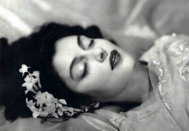 Gayatri Devi - Hoàng hậu đẹp nhất Ấn Độ và những góc khuất cay đắng trong lồng son - Hình 3