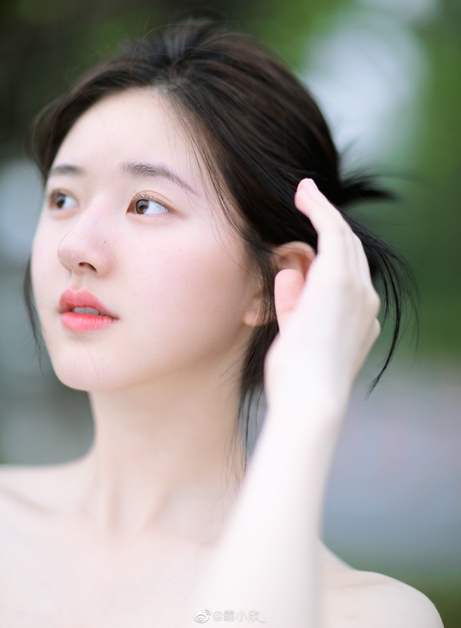 Mỹ nhân là đối thủ của Địch Lệ Nhiệt Ba - Hình 13