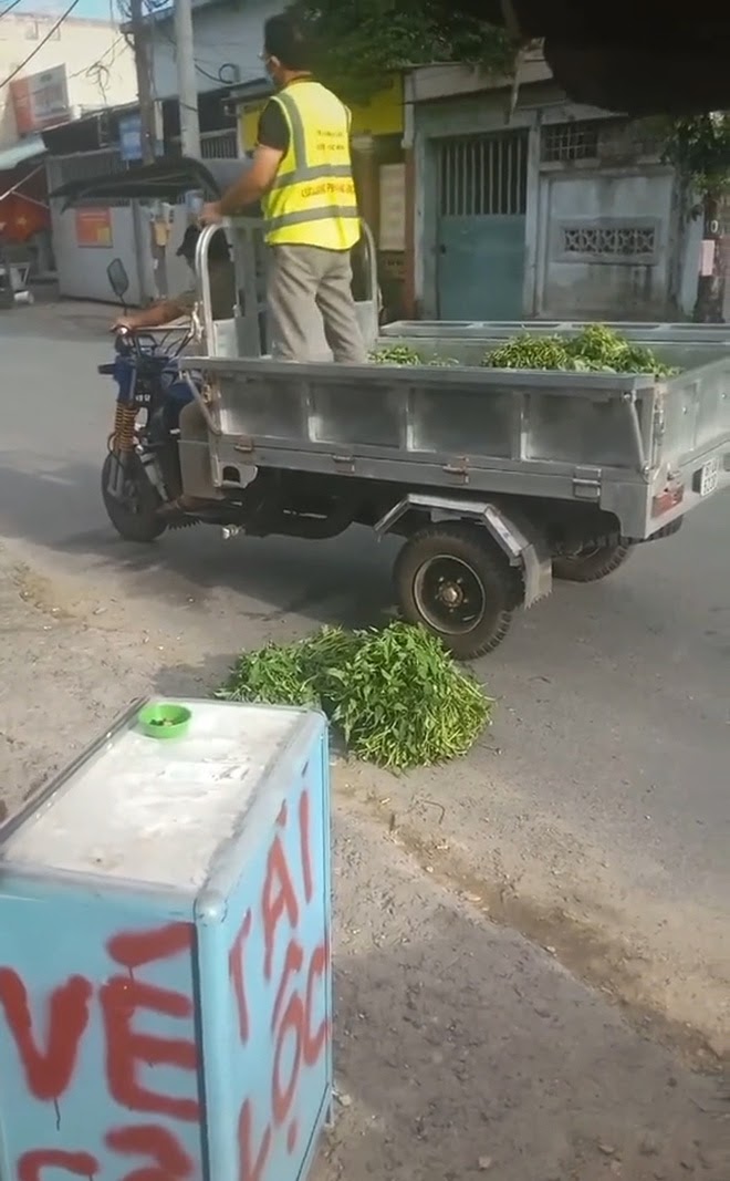 Cụ bà bới rác tìm đồ ăn, câu chuyện đằng sau còn xót xa hơn - Hình 2