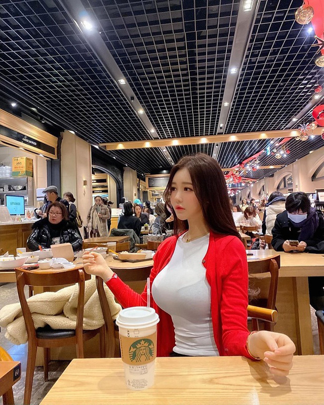 Hot girl khiến dân mạng xôn xao vì khoe đường cong hút hồn ở quán cafe - Hình 6