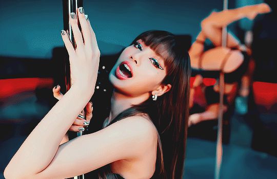 Lisa biến MV solo thành tiệc visual bùng nổ toàn cầu: Múa cột phô diễn body cháy mắt, đỉnh cao màn lên đồ dân tộc như nữ hoàng - Hình 2