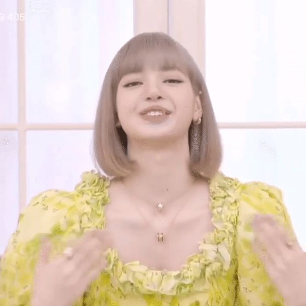 Lisa (BLACKPINK) livestream ra mắt solo: Bánh bèo xinh rụng rời, mái tóc tiền tỷ và bộ váy điệu đà tôn trọn vẹn visual - Hình 4