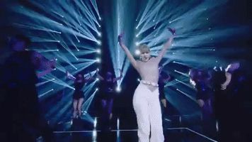 Clip Lisa lần đầu diễn hit solo trên show Mỹ: Thần thái đẳng cấp, nhảy hùng hục còn tóc mái ra sao? - Hình 4