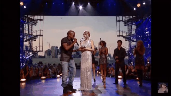 9 khoảnh khắc sốc nhất VMAs: Kanye West giật mic Taylor Swift, Lady Gaga thịt sống không bằng hành động của 2 chị số 4 - Hình 13