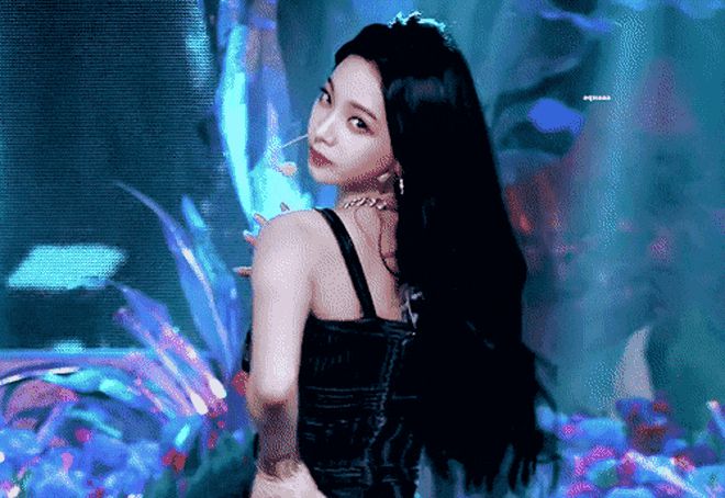 Thánh body Lisa (BLACKPINK) có đối thủ mới: Mặt đã sắc như đồ hoạ, nhìn vai móc áo, vòng 1 và chân siêu dài còn choáng hơn - Hình 17