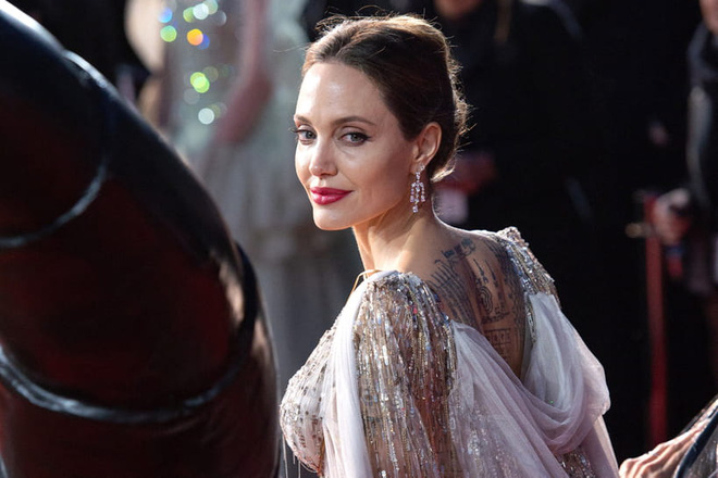 Angelina Jolie: 14 tuổi đã nổi loạn và tự tử bất thành, gái hư 2 lần đeo mác tiểu tam đến minh tinh nghị lực vượt qua ung thư - Hình 21