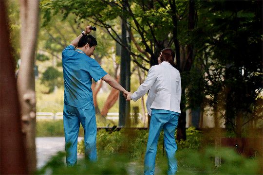 Hành trình 20 năm ngọt ngào và day dứt của Ik Jun - Song Hwa ở Hospital Playlist 2: Dù có là friendzone, còn yêu rồi sẽ quay về! - Hình 19