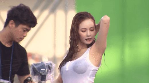 Những lần bom sex xứ Hàn HyunA khiến fan bỏng mắt với những màn khoe body táo bạo trên sân khấu - Hình 4