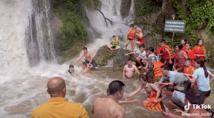 Trên ảnh đẹp là vậy nhưng ngọn thác này ngoài đời lại cực kỳ nguy hiểm, xem cảnh người đàn ông suýt chết mà thót tim - Hình 2