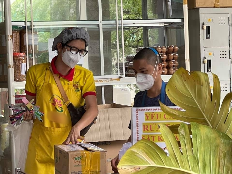 Đang điều trị Covid-19, Trang Trần viết tâm thư xin lỗi con gái, kể chuyện có bầu vẫn đi từ thiện - Hình 1
