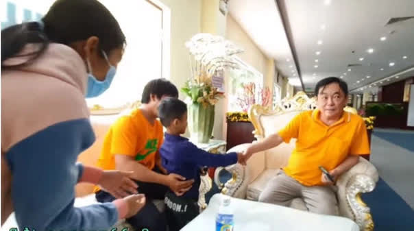 Ông Dũng lò vôi lộ tính cách thật khi gặp em bé mổ tim đến Đại Nam - Hình 2