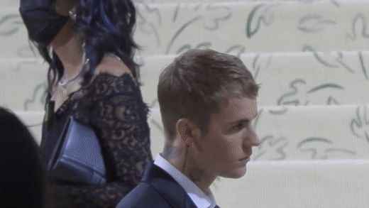 Hé lộ cảm xúc thật của Justin Bieber và vợ khi bị khán giả réo tên Selena ở Met Gala - Hình 1