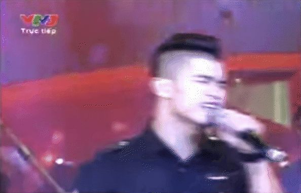 Màn live xứng đáng ghi vào lịch sử thảm hoạ: Hát như đọc, sẵn sàng buông mic để nhảy vì quá đuối - Hình 3