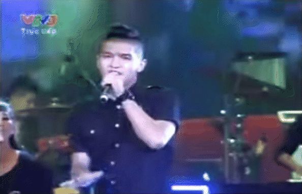 Màn live xứng đáng ghi vào lịch sử thảm hoạ: Hát như đọc, sẵn sàng buông mic để nhảy vì quá đuối - Hình 1