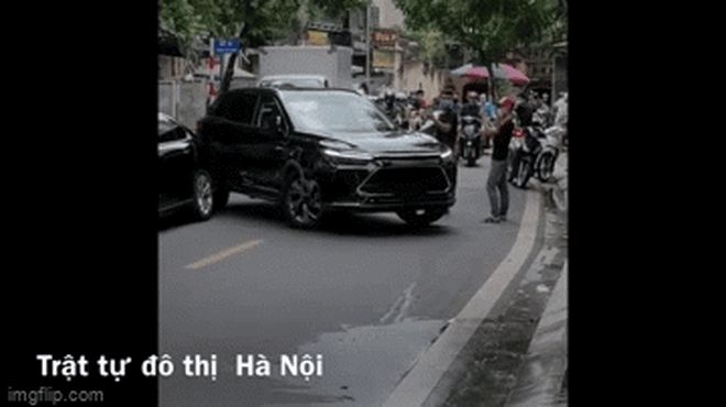 Tài xế lái ô tô gây náo loạn phố Hà Nội, công an cầm gạch ném cửa xe để khống chế đối tượng - Hình 2