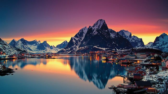 Na Uy là một trong những địa điểm hiện tượng thiên nhiên đẹp nhất trên thế giới. Cảnh sắc xung quanh đơn giản là tuyệt vời và đáng để đến tham quan bất cứ lúc nào trong năm. Hãy xem hình ảnh này và cảm nhận vẻ đẹp trên đất nước Na Uy.